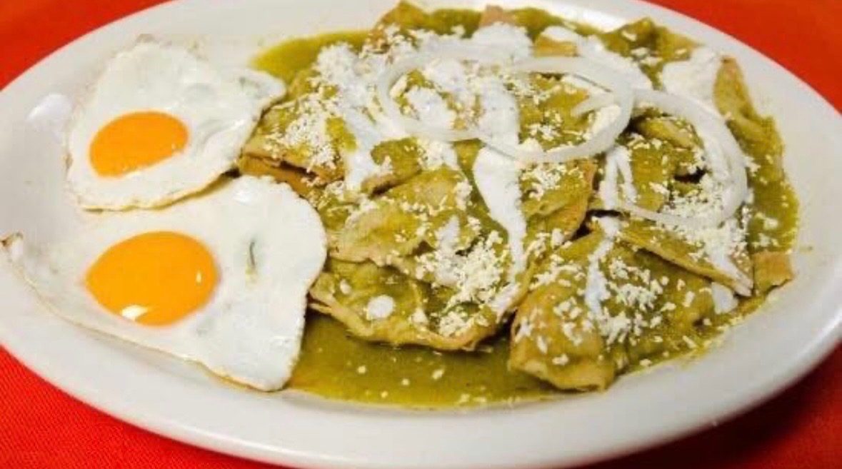 Chilaquiles verdes con huevos estrellados — desayunos en Restaurante Tita