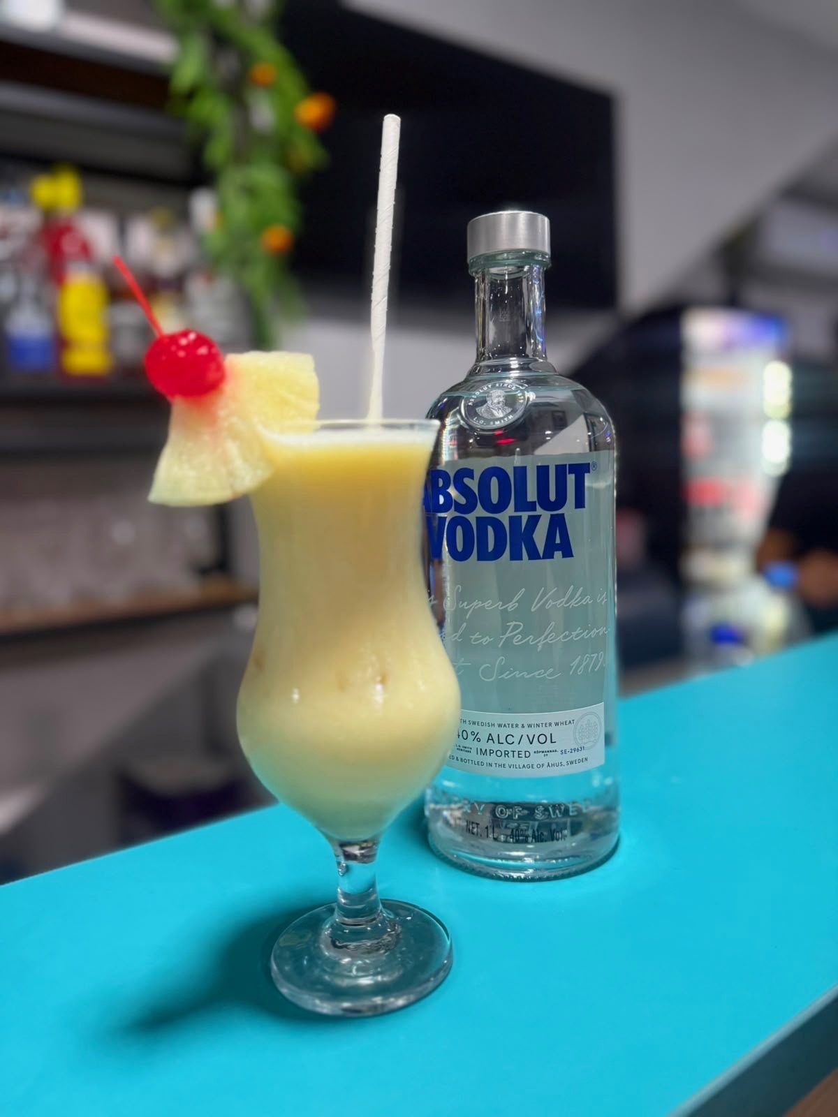 Piña colada preparada en la barra de Restaurante Tita