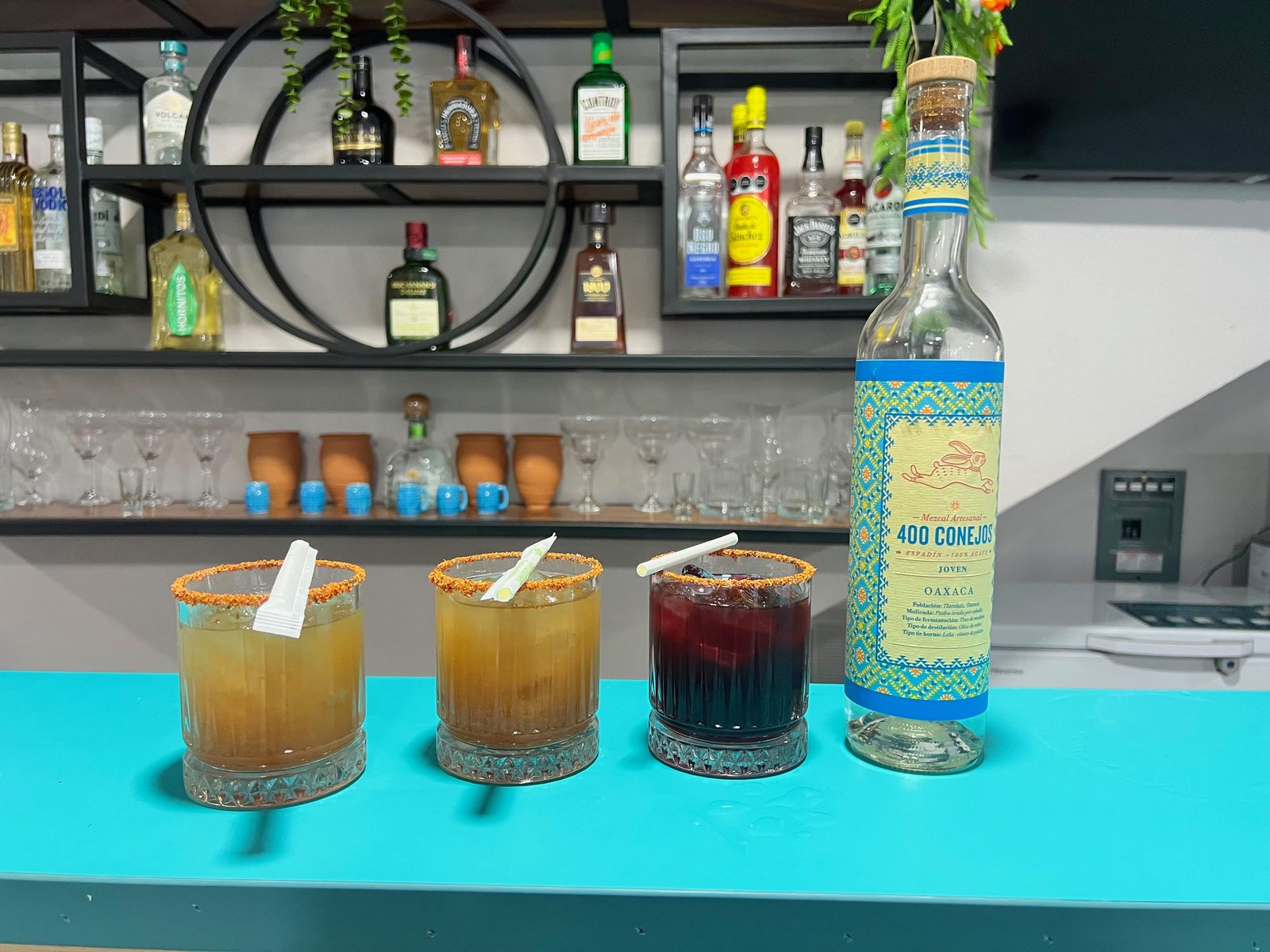 Micheladas y mezcal artesanal 400 Conejos en la barra de Restaurante Tita