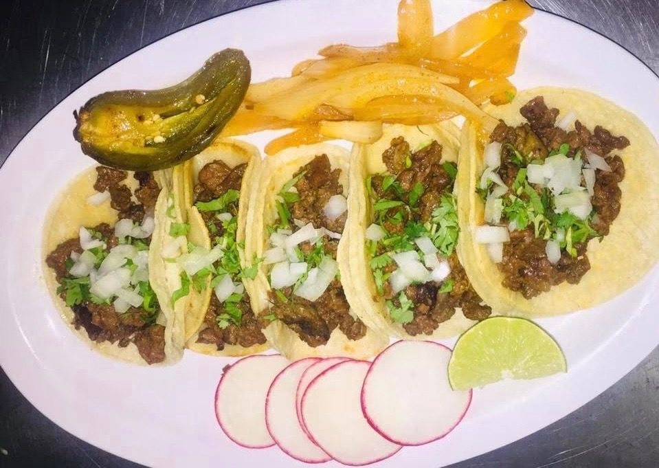 Tacos de asada y pastor con cilantro, cebolla y limón — Restaurante Tita