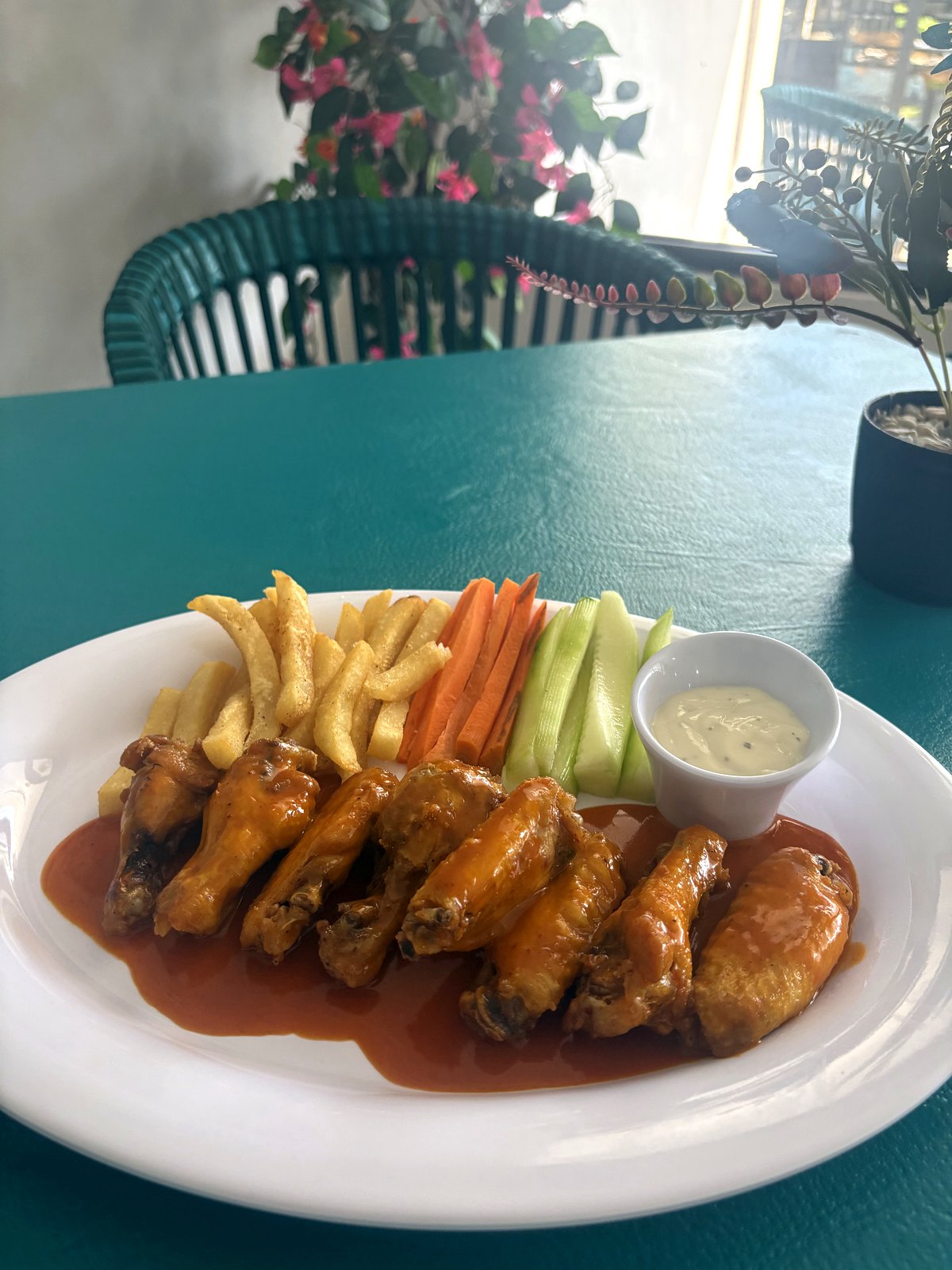Alitas búfalo con papas, zanahoria, pepino y aderezo — Restaurante Tita, Playa Azul