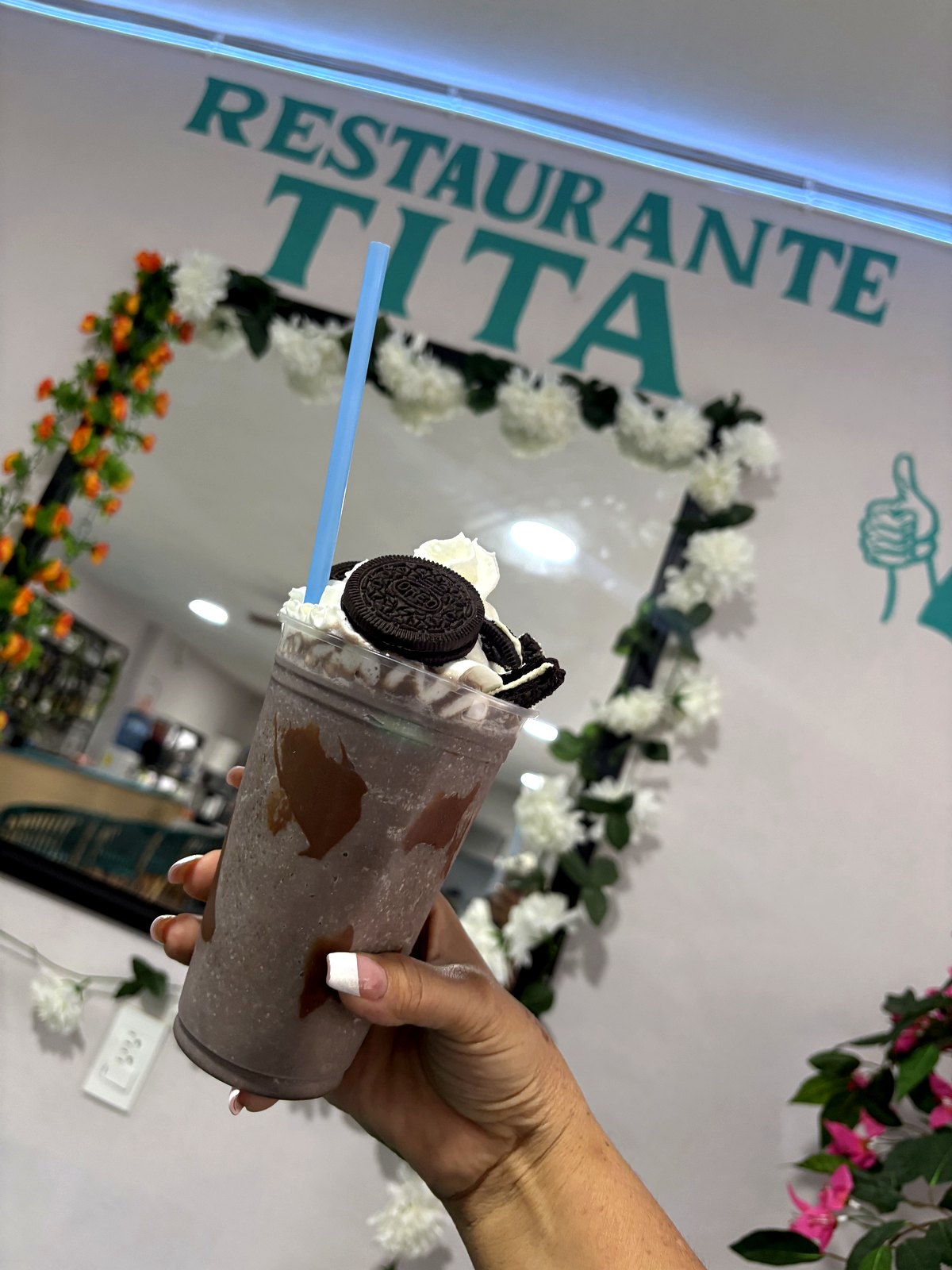 Frappe de Oreo recién hecho entre las flores del jardín — Restaurante Tita