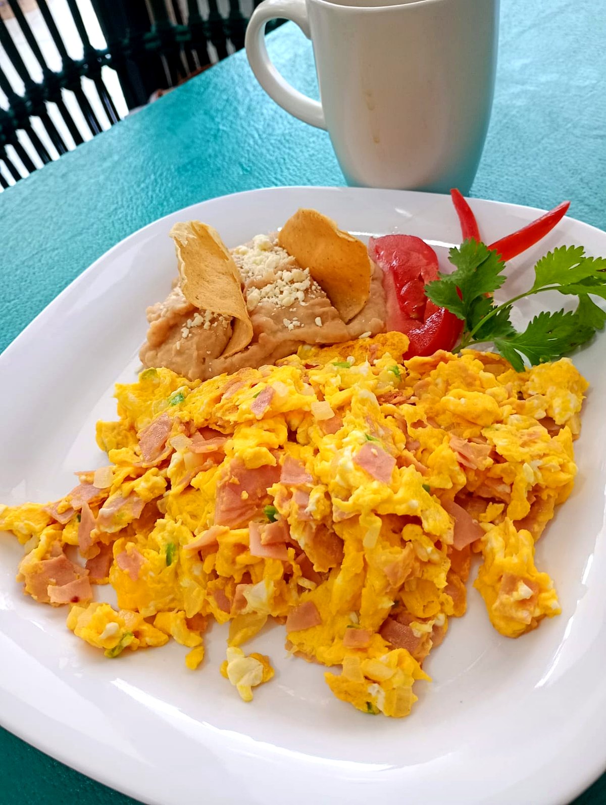 Huevos revueltos con jamón, frijoles y café — desayunos en Restaurante Tita, Playa Azul