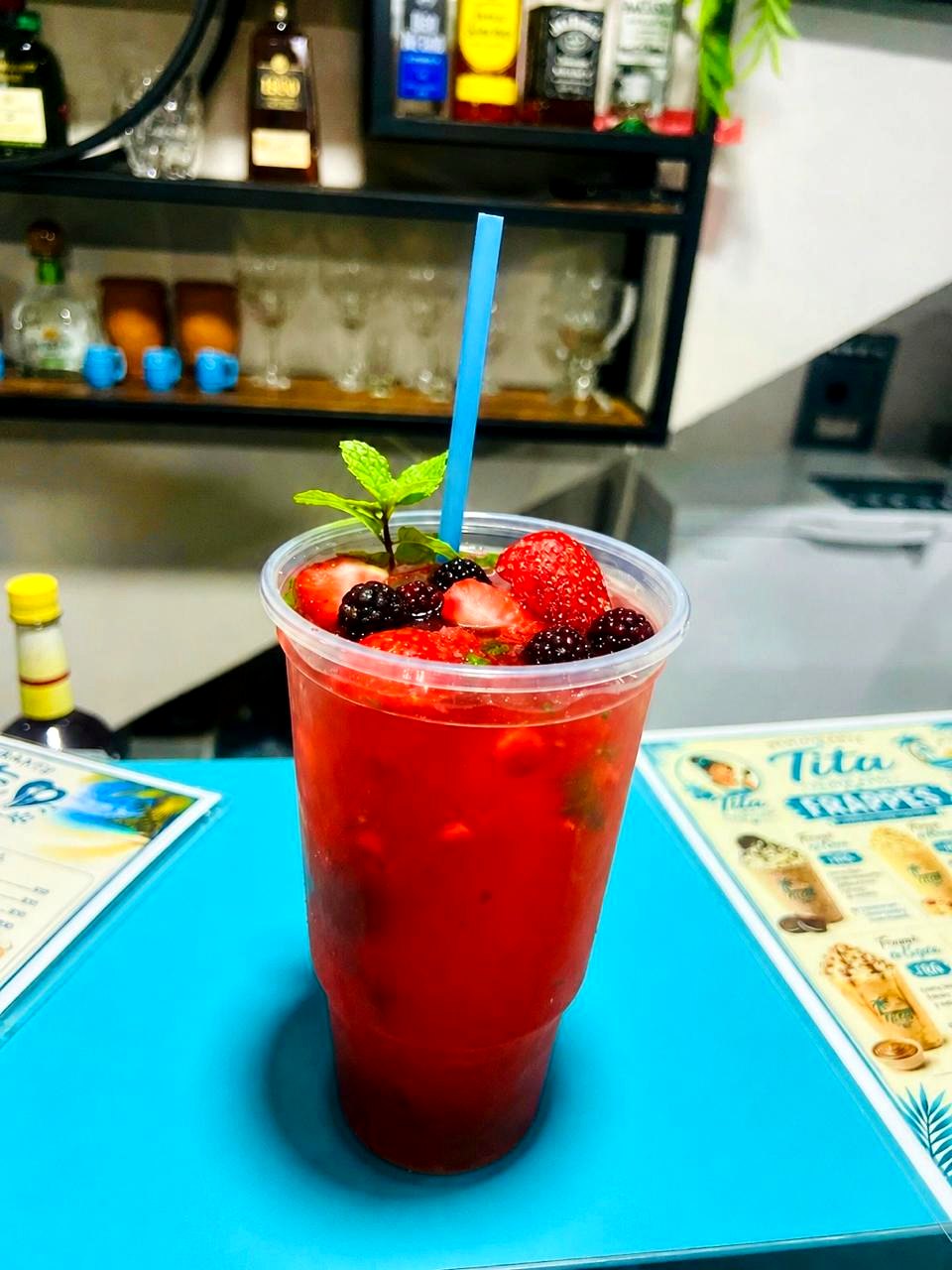 Mojito de frutos rojos con fresa, mora y hierbabuena — barra de Restaurante Tita
