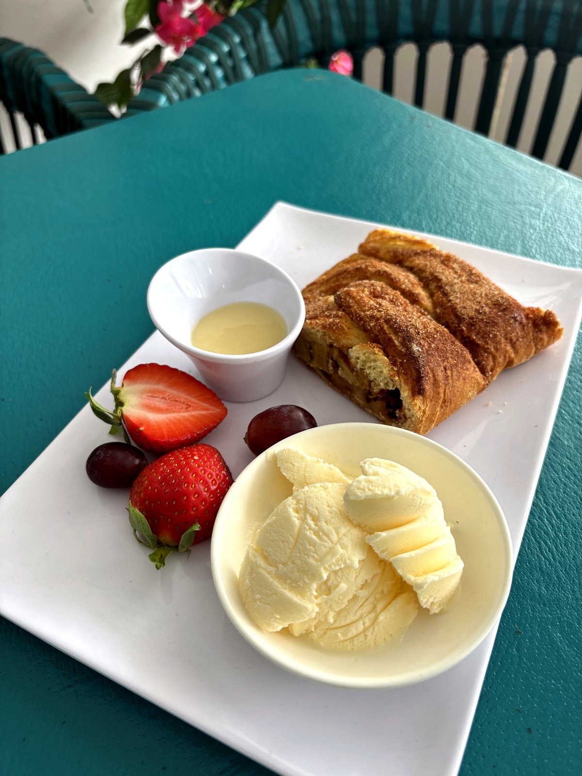 Pan relleno de plátano macho frito con helado, fresas y lechera — Restaurante Tita